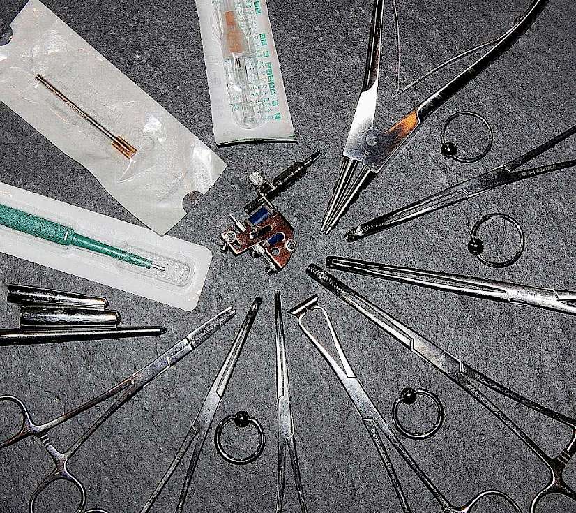 Piercingutensilien Piercing Trojahner Körperkunst Tattoo und Piercing Dresden Bild Piercing