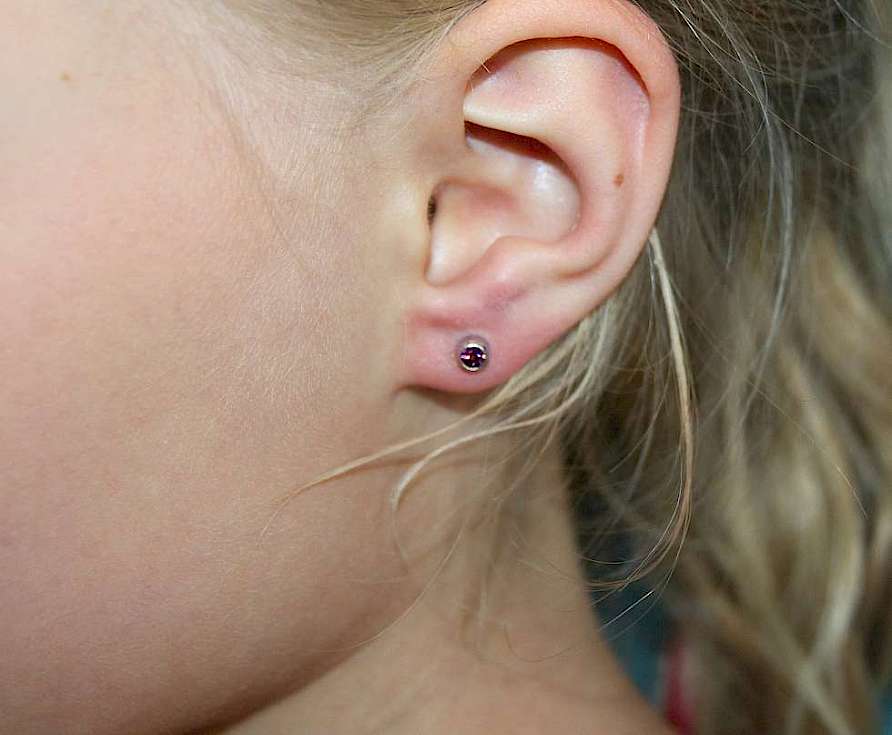 Bild Ohrpiercing Ohrläppchen