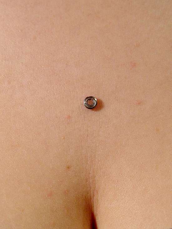 Piercing zwischen brust Sternum