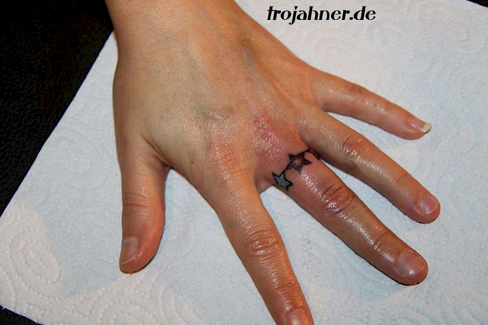 Handtattoo Sterne Fingertattoo Bild Fingertattoo Sterne