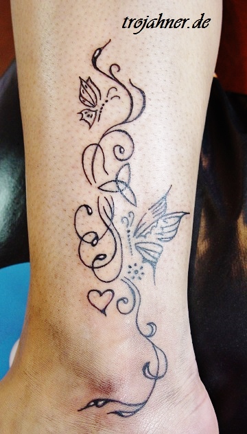 Bild Ranke floral Tattoo Schmetterling Dresden Tattoostudio