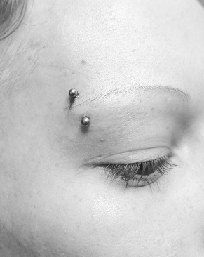 Bild Augenbrauen Piercing