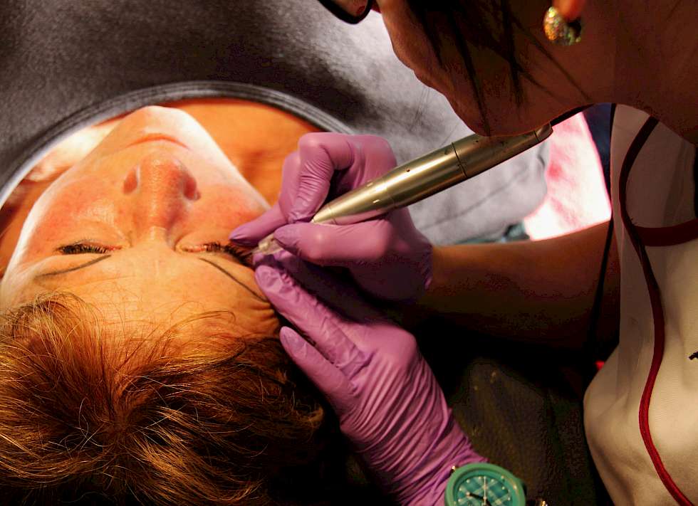 Permanent Make-up Seminar Lidstrich Model Bild Permanent-Make-up Seminar