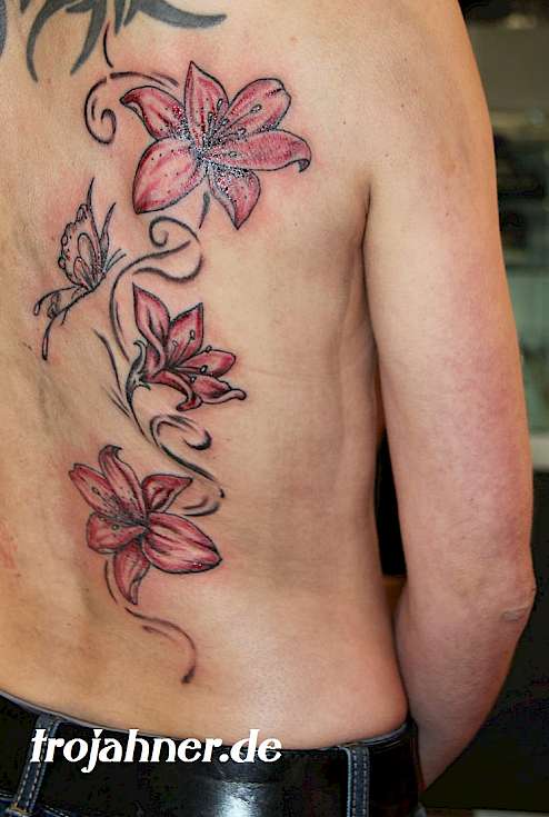 Bild Blumenranke Lilien Tattoo Rücken Dresden Tattoostudio