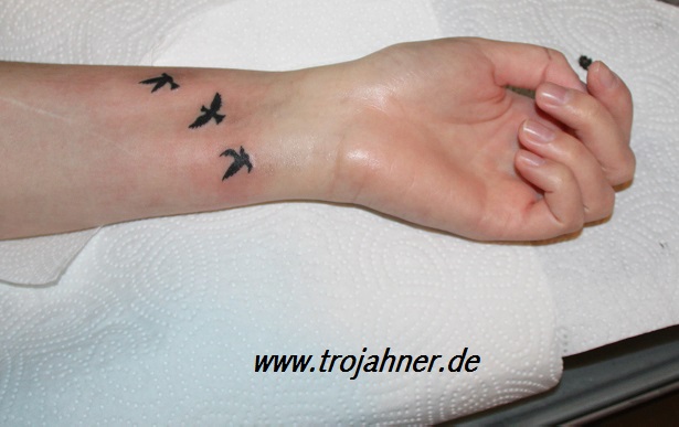 Bild Vögel Tattoo Handgelenk