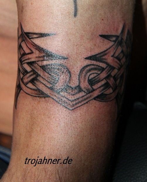 Bild keltische Spange Arm Tattoo
