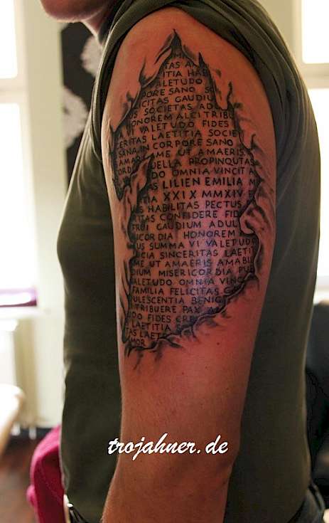 Bild Tattoo Schrift in Haut