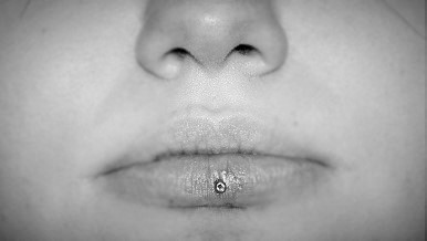 Bild Ashley Lippen Piercing