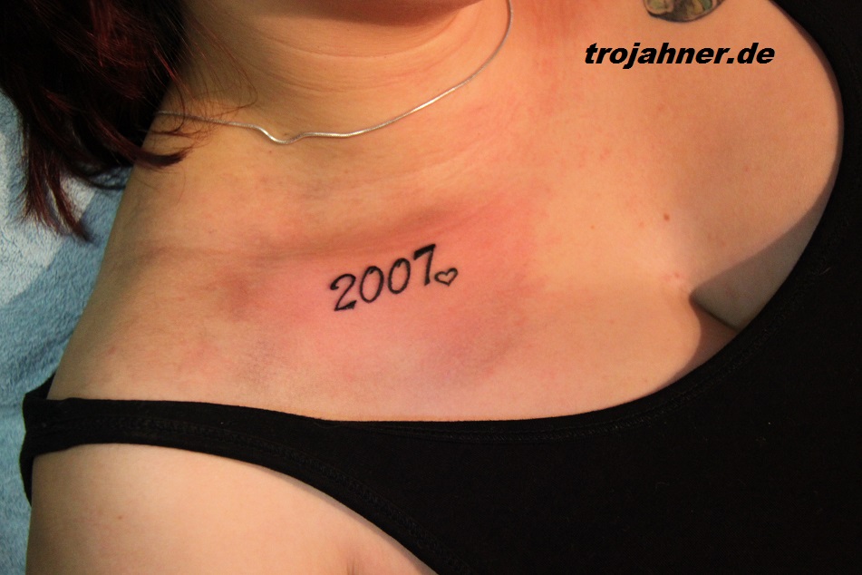 Bild Schlüsselbein tattoo schrift zahl dresden