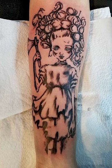 Bild Mädchen mit Beil Tattoo