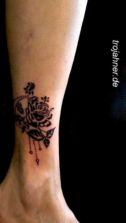 Bild rosen tribal Stil Tattoo über Knöchel