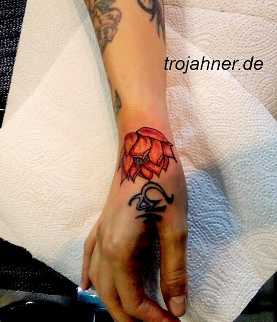 Handtattoo Lotusblüte Bild handtattoo Blume