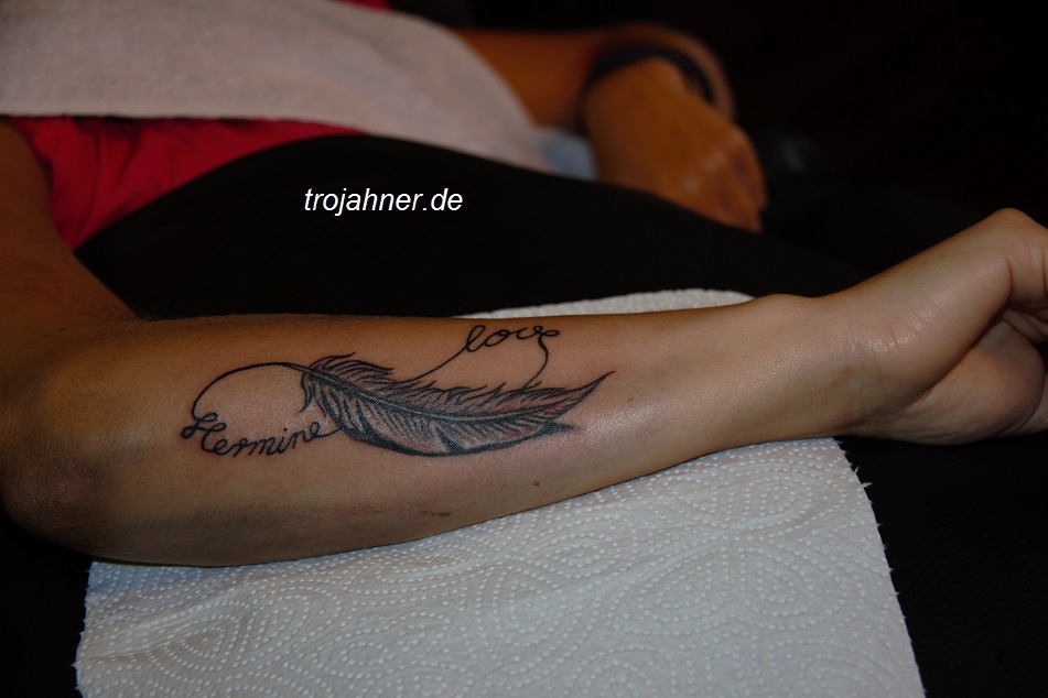 feder tattoo mit namen