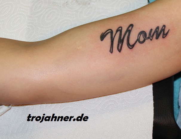 Schrift Mom Tattoo mama « Trojahner Körperkunst Dresden