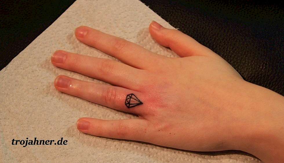 Bild Diamant auf Finger Fingertattoo Tattoo Dresden