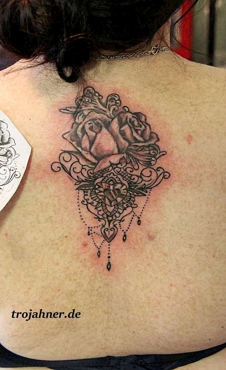 Bild Rosen Tattoo mandala ketten Tattoo beste und ältestes Tattoostudio dresden