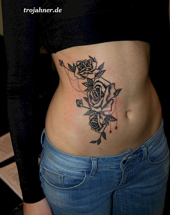 Auf dem Rippenbogen ein Rosentattoo mit Kettchen « Trojahner