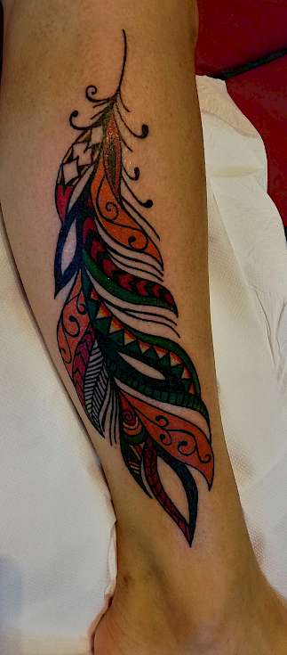 Bild Maori Stil Feder farbig Tattoo