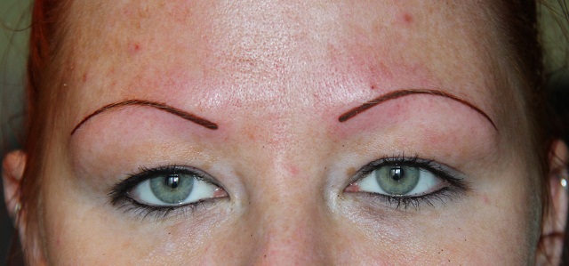 Bild tätowierte Augenbrauen dauerhaftes Make up