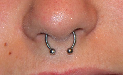 Bild Septum Nasenpiercing mit Hufeisen Circular Barbell aus Titan