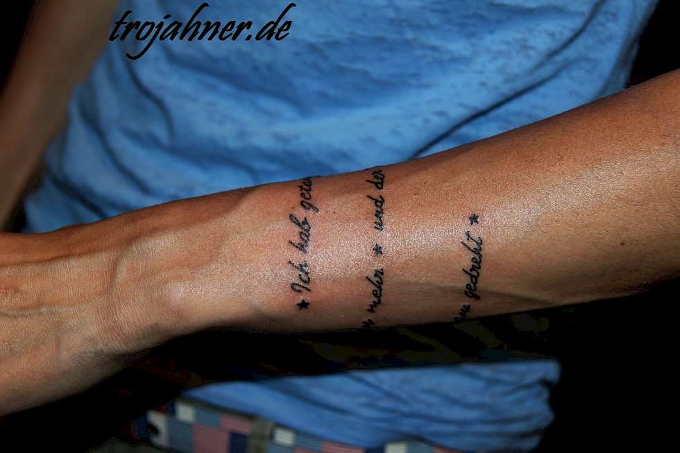 Bild Schrift Tattoo Schriftzug um Unterarm Handgelenk Schreibschrift Tattoostudio in dresden am Campus