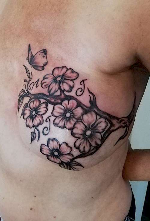 Bild Narbentattoo Tattoo über narbe nach Brustkrebs OP