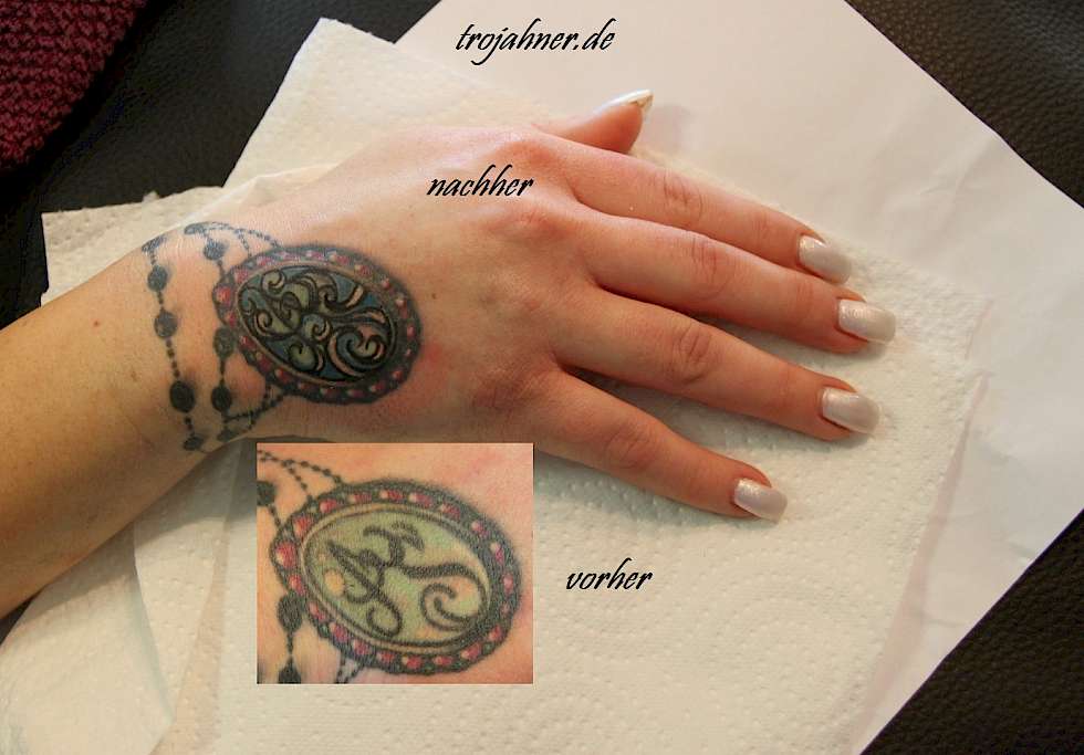 Bild die Anfangsbuchstaben Tattoo vom Freund Partner covern überdecken freihandtattoo freihand