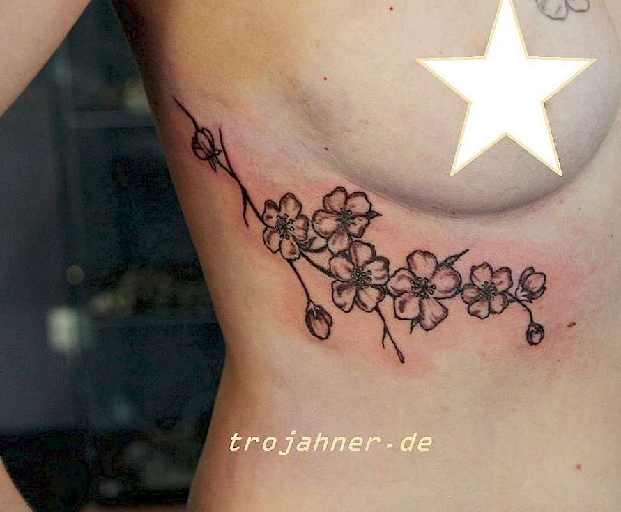 Bild Kirschblüten Rippenbogen in Braun Tattoo Tattoostudio Dresden