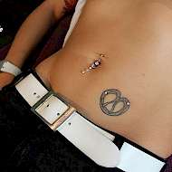 Bild Hautanker Studio Dresden mit Erfahrung Spezialistin für Piercing Hautanker in Tattoo Brezel Dresden