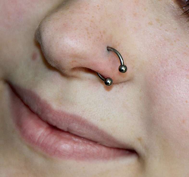 Bild Nasenpiercing nostril mit Ring Hufeisen Piercing Nase