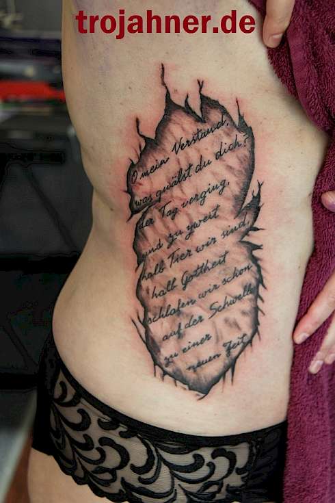 Bild Schrift in Haut Rippenbogen Tattoo Körperseite Hüfte