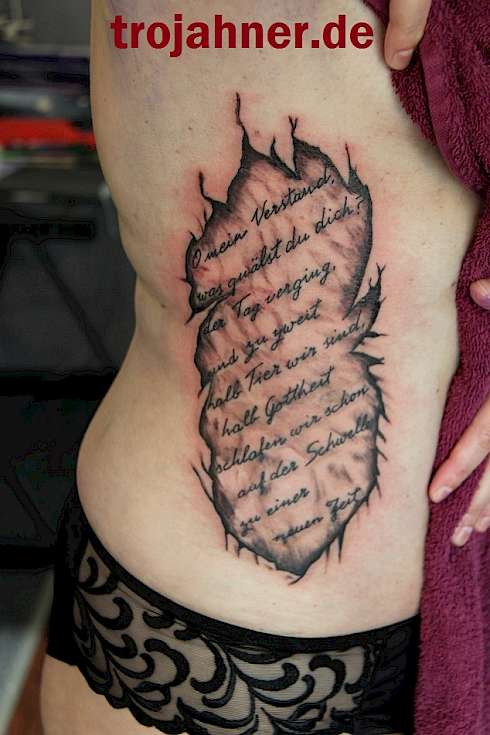 Schrift in Haut Rippenbogen Tattoo Körperseite Hüfte " Trojahner Körpe...