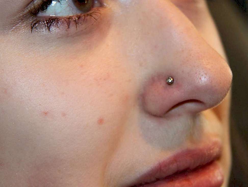 Piercing Dresden Nasenflügel Nasen Piercing Nostril Titanstecker mit Steinchen Bild Piercing