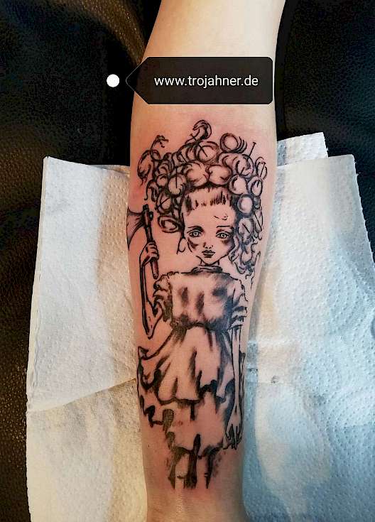 Bild Tattoo Mädchen mit Beil abstrakt Fineline Tätowierung